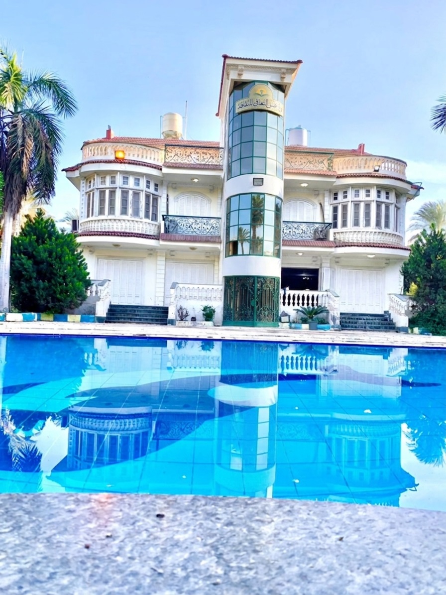 المسبح والمنطقة الترفيهية